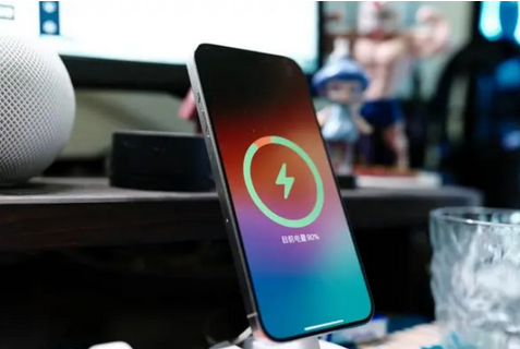 成都苹果15换屏服务分享用什么充电器给iPhone15充电更好 